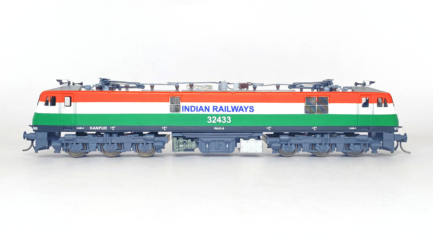 PREMIUM DISPLAY/FREE-ROLLING WAG9, Lighted, Non-motorized