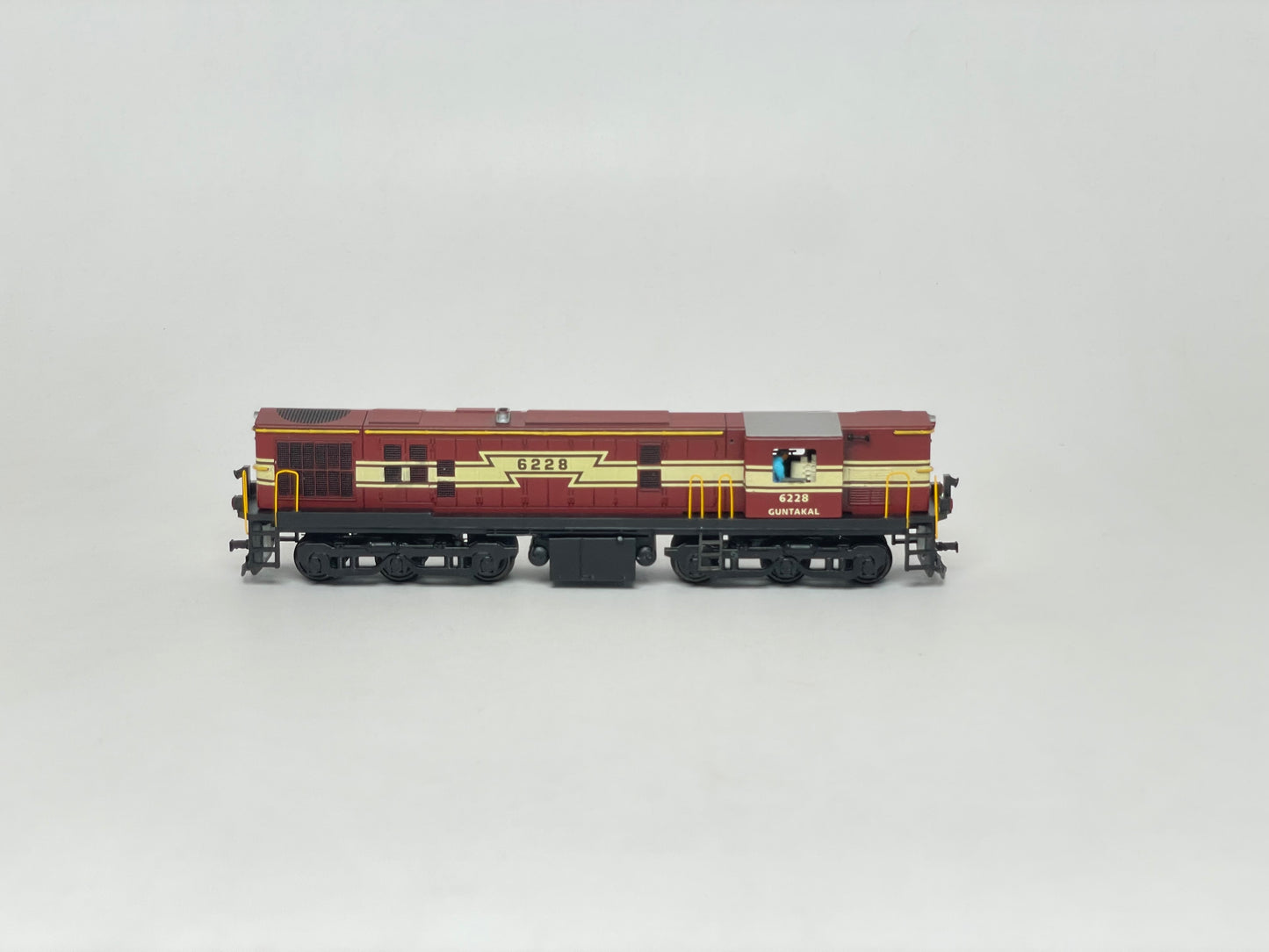 PRE-ORDER: MG Train Pack with GTL YDM4 - HOm Display/Free Rolling Model (12mm gauge track)