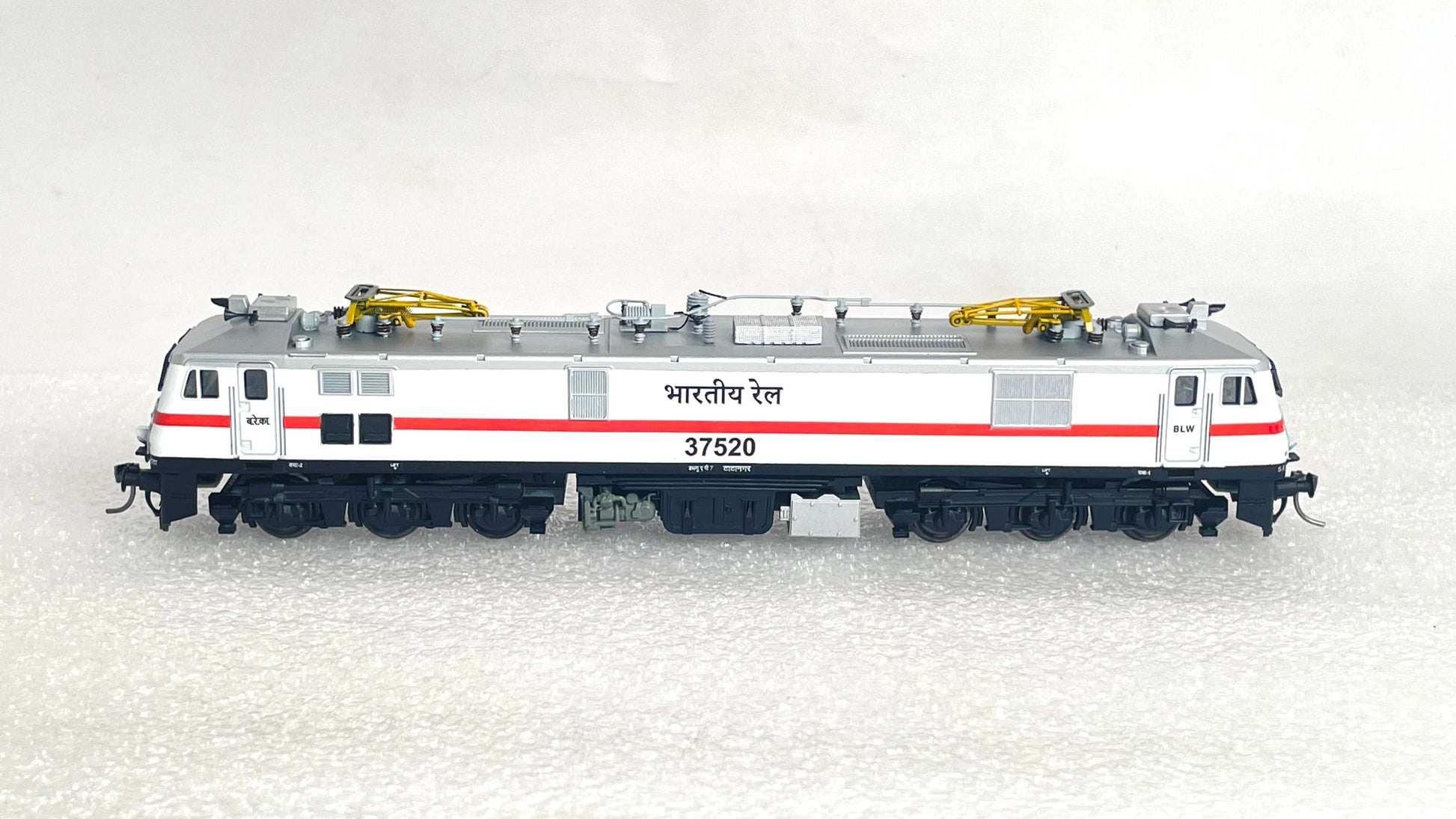 PRE-ORDER: STANDARD DC/DCC READY WAP7/WAP7i RTR Model in HO Scale